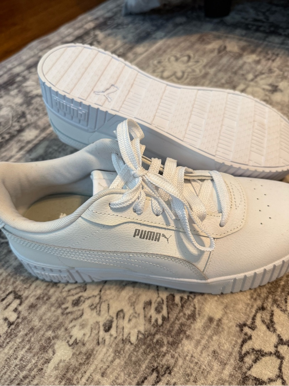 PUMA women’s ' White Classic Low-Top Sneaker